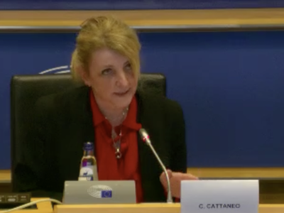 Cristina Cattaneo durante la seduta al Parlamento Europeo